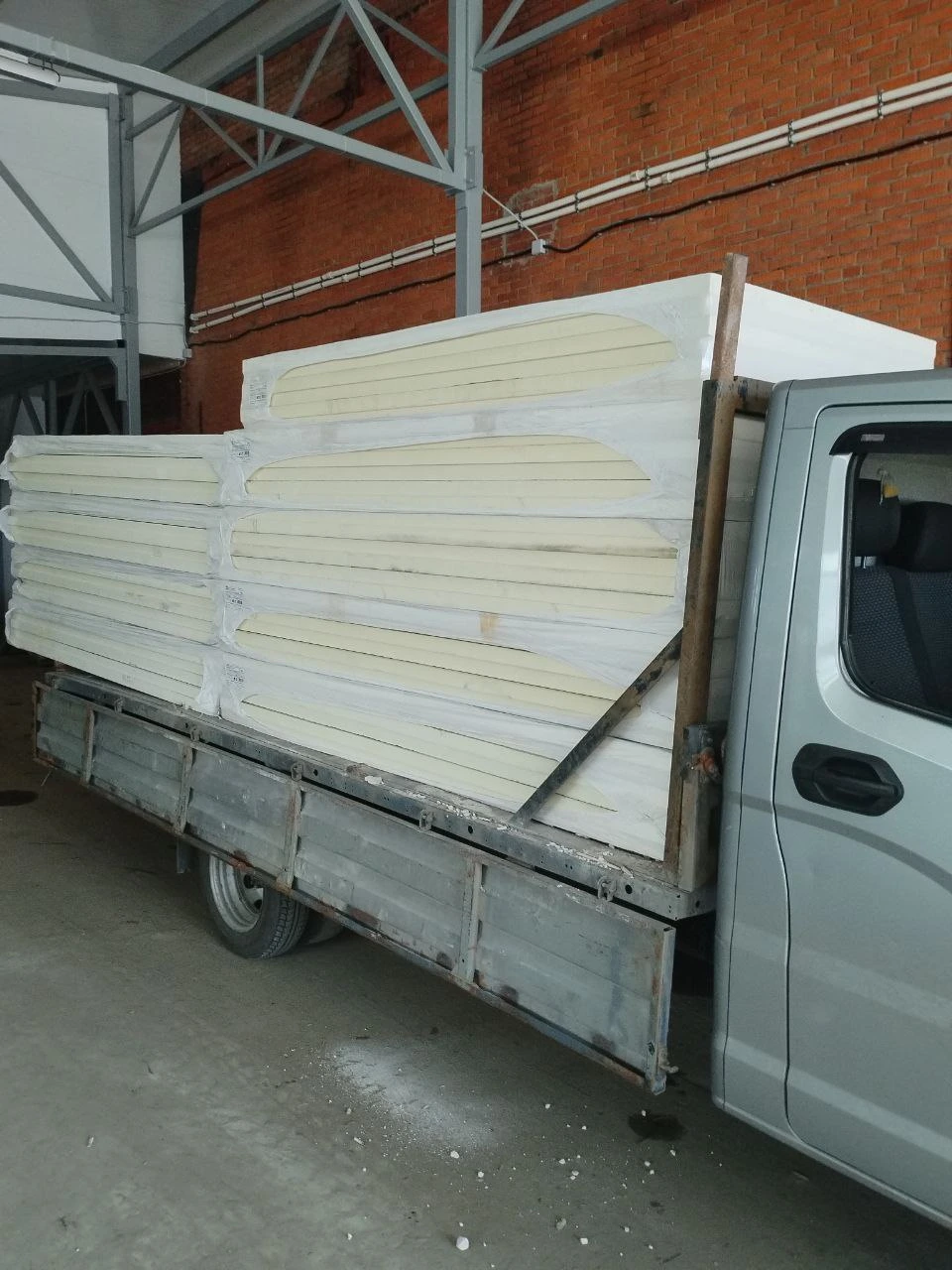 Грузовик с PIR плитами